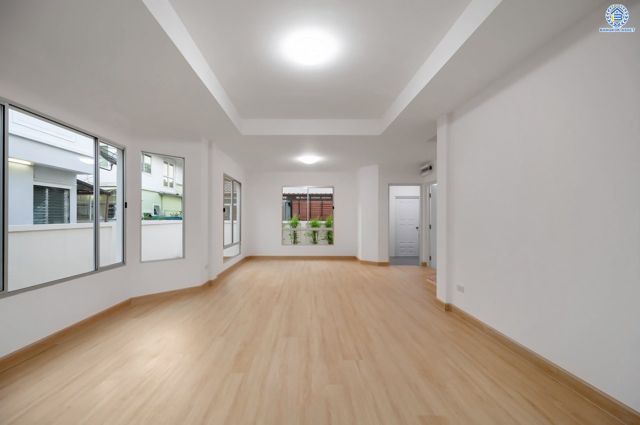 บ้านมือสองตกแต่งใหม่ โครงการ พฤกษ์ลดา ติวานนท์-ราชพฤกษ์ แบรนด์ L&H เนื้อที่ 50.2 ตร.ว. ฟังก์ชัน 3 ห้องนอน 2 ห้องน้ำ จอดรถได้ 2 คัน บ้านสไตล์มินิมอล ดูอบอุ่นน่าอยู่อาศัย บนทำเลติดใหญ่ ถนน 345 เชื่อมต่อหลายน ถนนราชพฤกษ์ ถนนชัยพฤกษ์ ถนนศรีสมาน ใกล้ทางด่วน "ศรีสมาน"...